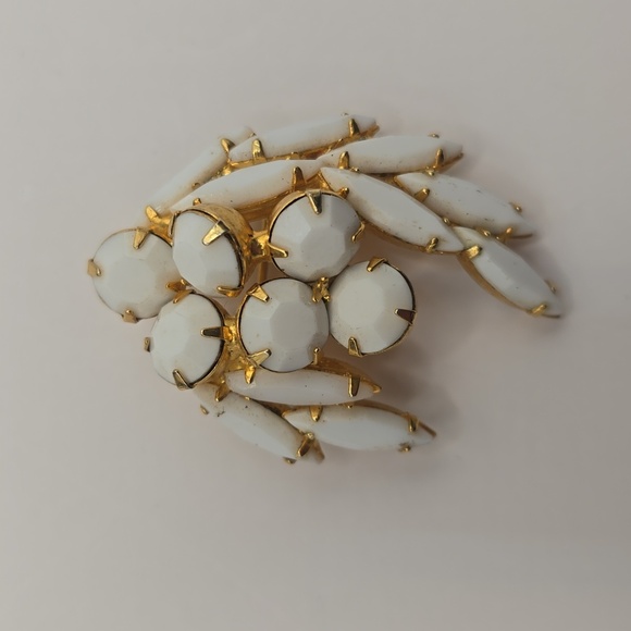 White Milk Glass Gold Tone Vintage Brooch - Picture 4 of 10
